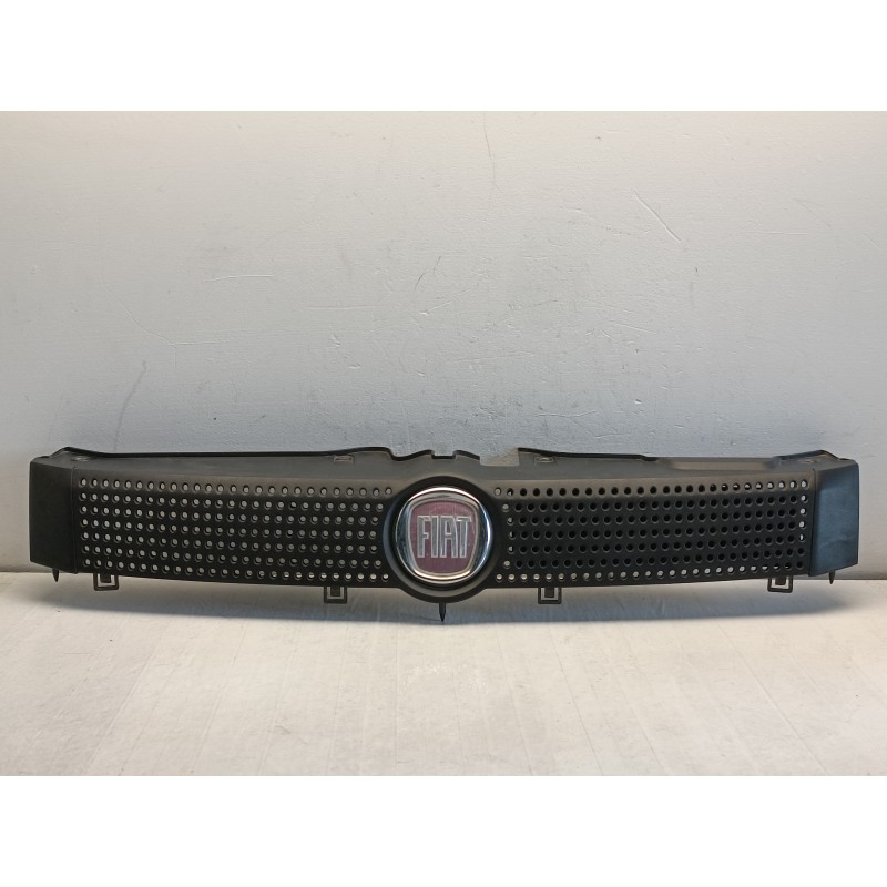 Griglia mascherina anteriore Fiat Panda 2 169 Van 2008 2012 logo rosso A10731 Griglia mascherina anteriore Fiat Panda 2 169 Van 2008 2012 logo rosso A10731